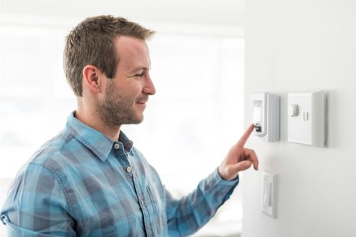 O modalitate de a face față căldurii din apartamentul sau casa ta atunci când nu ai aer condiționat